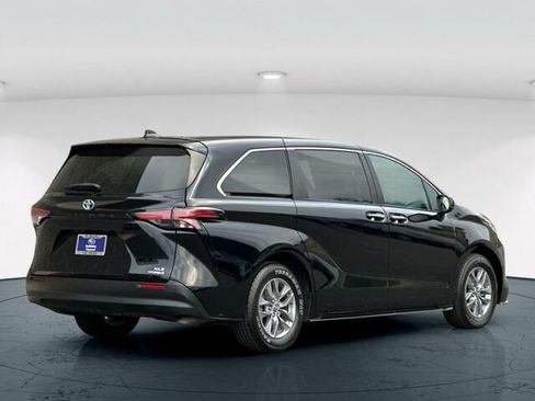 Used 2022 Toyota Sienna XLE image 6