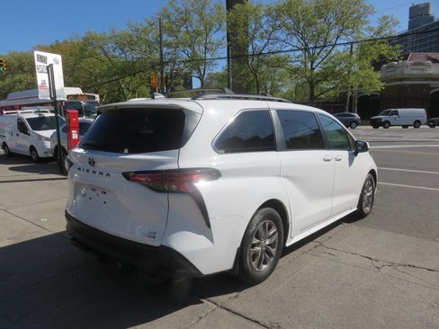 Used 2022 Toyota Sienna LE AWD/4WD image 4