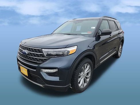Certified 2023 Ford Explorer XLT w/ Equipment Group 202A AWD/4WD image 3
