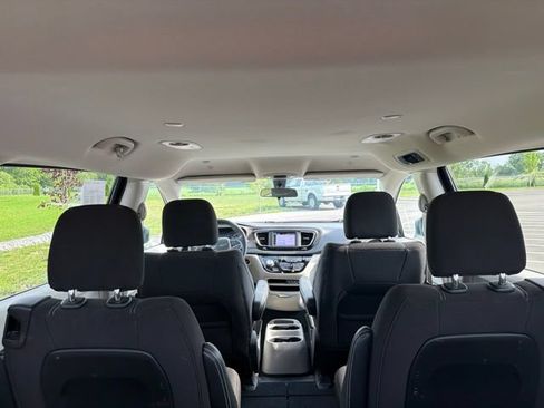 Used 2022 Chrysler Voyager LX FWD image 15