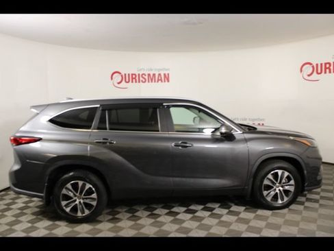 Used 2023 Toyota Highlander XLE AWD/4WD image 9