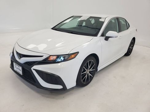 Used 2023 Toyota Camry SE FWD image 3