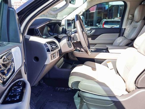 Used 2023 Lincoln Navigator Reserve image 2