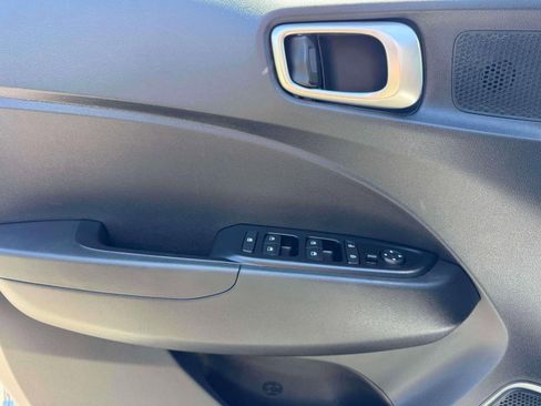 Used 2021 Hyundai Venue SEL FWD image 12