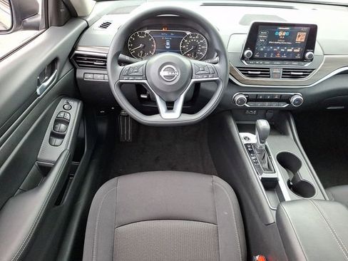 Used 2025 Nissan Altima 2.5 SV FWD image 12
