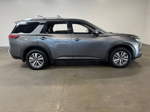 Used 2022 Nissan Pathfinder SL AWD/4WD image 2