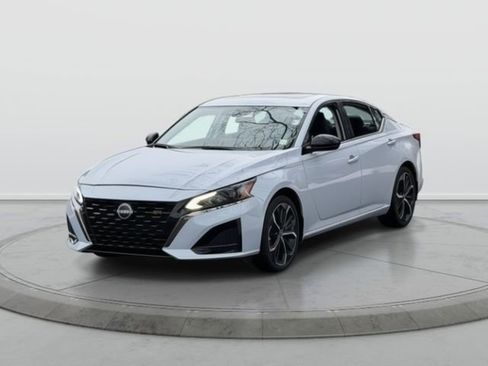 Used 2025 Nissan Altima 2.5 SR w/ SR Premium Package image 3