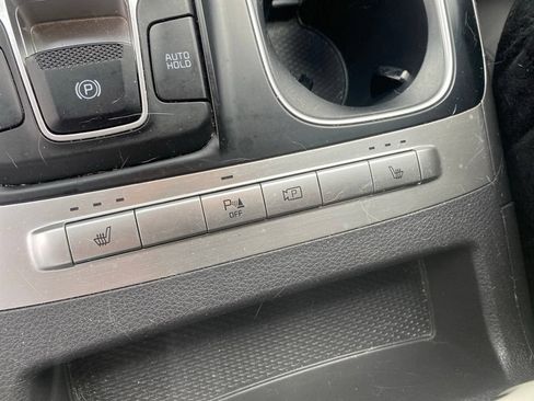 Used 2024 Kia Carnival LX FWD image 11