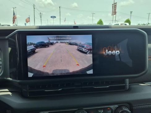 Used 2025 Jeep Wrangler Unlimited Rubicon AWD/4WD image 20