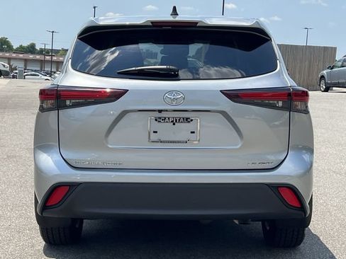 Used 2024 Toyota Highlander LE AWD/4WD image 12