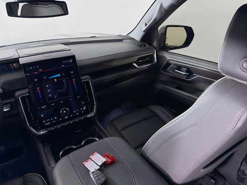 Used 2025 GMC Yukon XL Elevation image 25