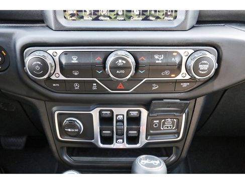 Used 2018 Jeep Wrangler Unlimited Sahara AWD/4WD image 26