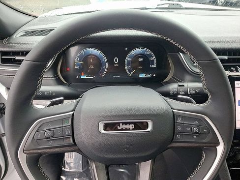 Used 2024 Jeep Grand Cherokee Limited AWD/4WD image 18
