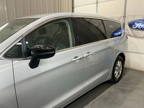 Used 2024 Chrysler Pacifica Touring-L image 5