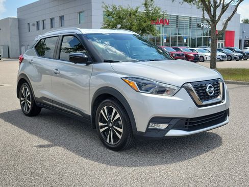 Used 2019 Nissan Kicks SR w/ SR Premium Package FWD image 3