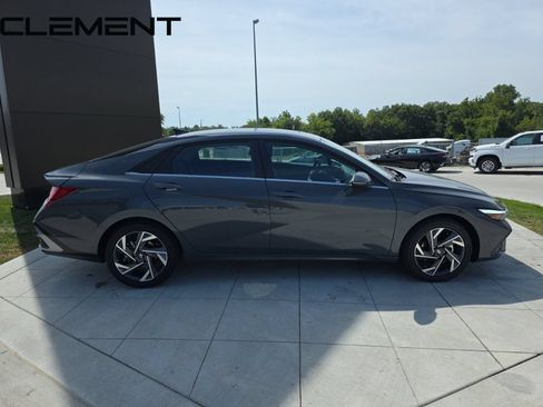 Certified 2025 Hyundai Elantra Limited FWD image 6