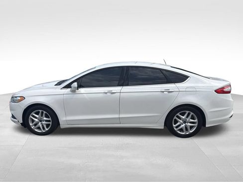 Used 2016 Ford Fusion SE FWD image 2