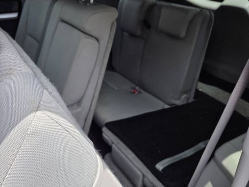 Used 2019 Toyota Highlander LE FWD image 6