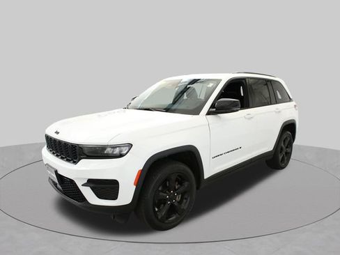 Used 2024 Jeep Grand Cherokee Altitude AWD/4WD image 4