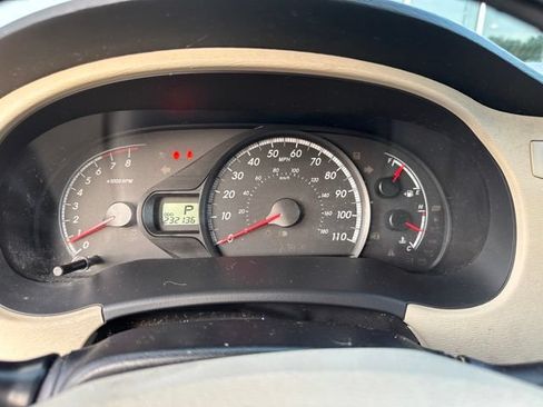 Used 2011 Toyota Sienna LE w/ Towing Pkg FWD image 2