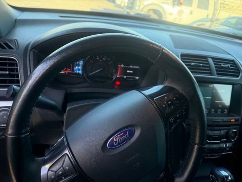 Used 2018 Ford Explorer XLT w/ Equipment Group 202A FWD image 5