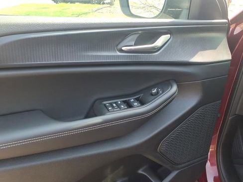 Used 2025 Jeep Grand Cherokee Laredo image 9