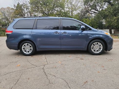 Used 2014 Toyota Sienna XLE image 9