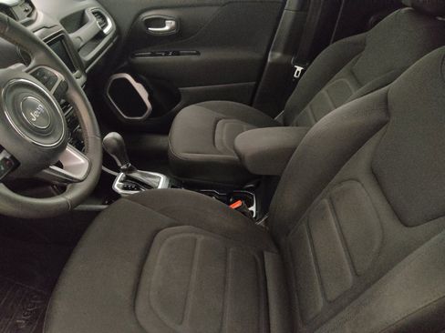 Used 2020 Jeep Renegade Latitude FWD image 17