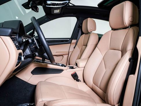 Certified 2025 Porsche Macan image 5