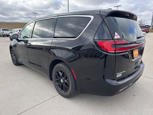 Certified 2024 Chrysler Pacifica Touring-L image 24