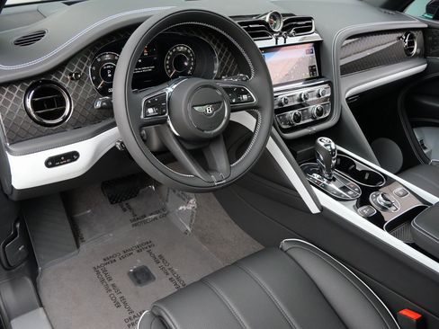 New 2025 Bentley Bentayga image 2