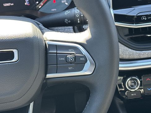 Used 2025 Jeep Compass Latitude image 25