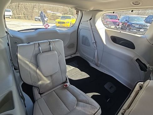 Used 2021 Chrysler Pacifica Limited w/ Uconnect Theater Family Group image 20