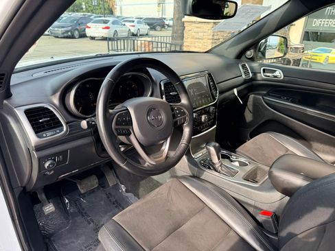 Used 2020 Jeep Grand Cherokee Altitude image 12