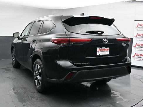 Used 2023 Toyota Highlander XLE image 6