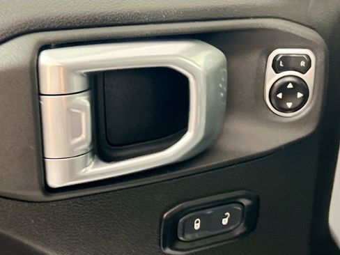 Used 2024 Jeep Wrangler Unlimited image 16