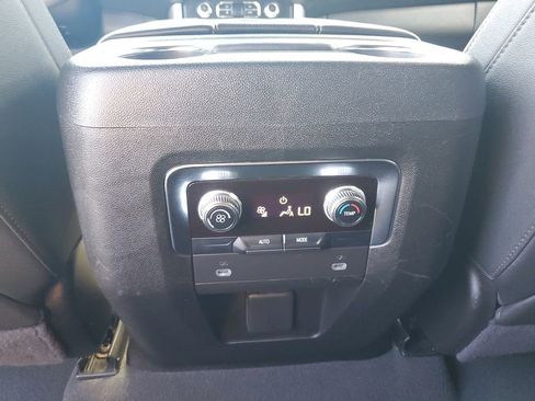 Used 2024 GMC Yukon SLT image 13