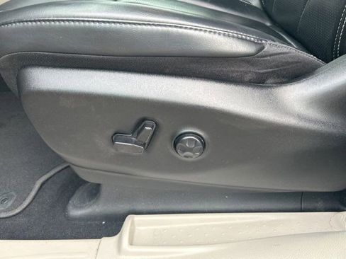 Used 2023 Chrysler Pacifica Touring-L FWD image 13