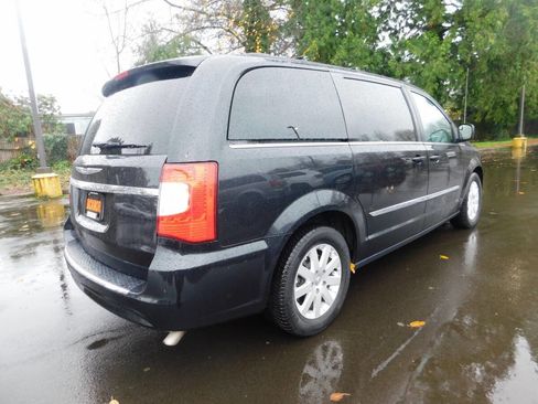 Used 2016 Chrysler Town & Country Touring image 2