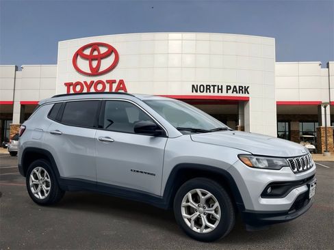 Used 2024 Jeep Compass Latitude image 1