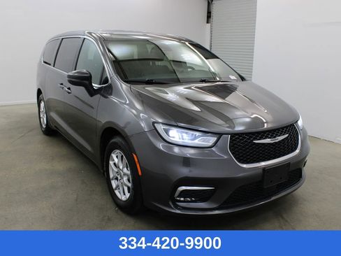 Used 2023 Chrysler Pacifica Touring image 5