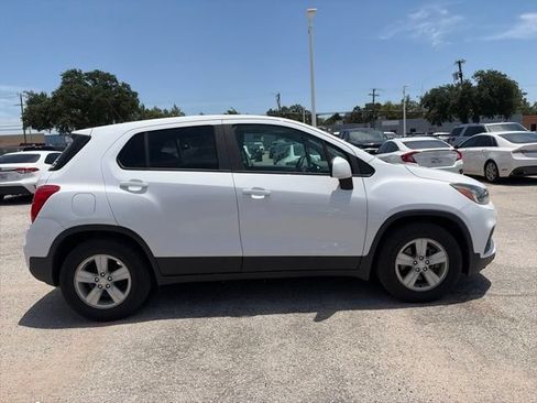 Used 2019 Chevrolet Trax LS w/ Tint and Cruise Package FWD image 5