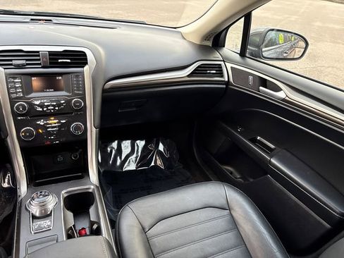 Used 2018 Ford Fusion SE image 22