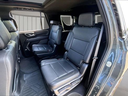 Used 2021 Chevrolet Tahoe Z71 w/ Luxury Package AWD/4WD image 28