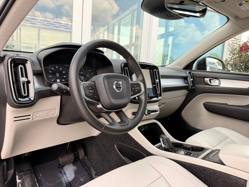 Used 2020 Volvo XC40 T4 Momentum w/ Protection Package FWD image 14