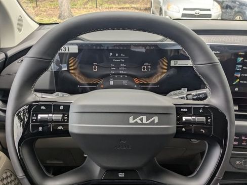 New 2027 Kia Carnival LX FWD image 30