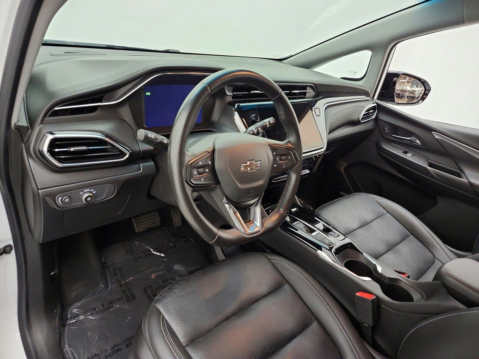 Used 2023 Chevrolet Bolt LT w/ Infotainment Package FWD image 9