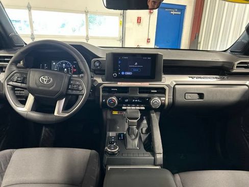 Used 2025 Toyota Tacoma SR5 AWD/4WD image 17