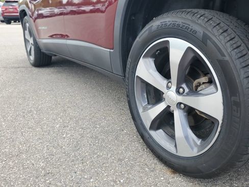Used 2019 Jeep Cherokee Limited FWD image 36