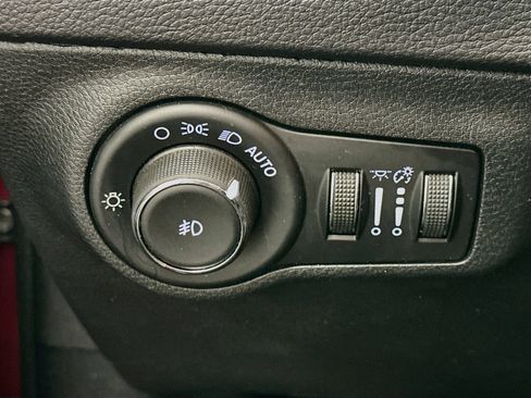 Used 2018 Jeep Compass Latitude w/ Popular Equipment Group AWD/4WD image 17